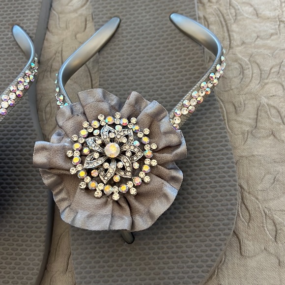 Silver/gray flip flops - Picture 2 of 3
